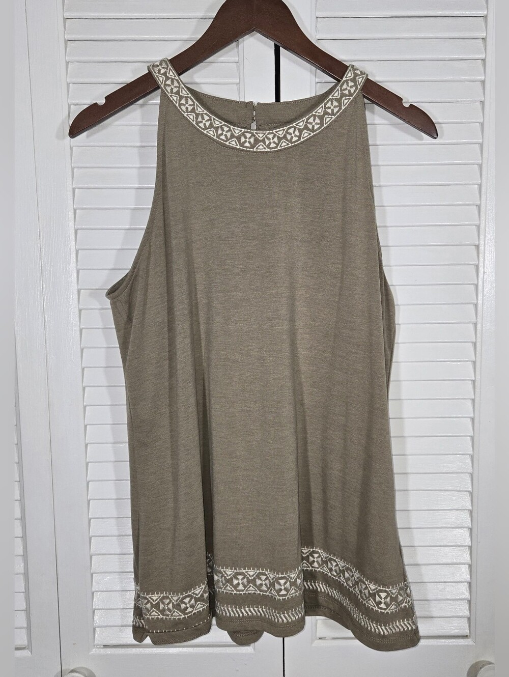Adrianna Papell Embroidered Knit Sleeveless Geometric Hem Shirt Sz L